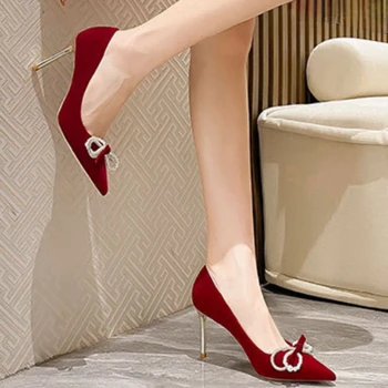 Модные новые женские изысканные замшевые красные туфли на высоком каблуке, женские свадебные банкетные однотонные туфли на шпильке высокого качества с легким носком